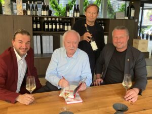 Mehr über den Artikel erfahren Wiens Altbürgermeister Michael Häupl zu Gast im Weingut Stadt Krems